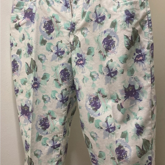 Traditions 2 piece mauve and white floral jean jacket and capri jeans. - Picture 5 of 6